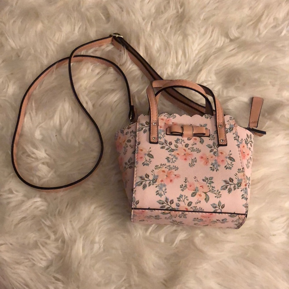 A crossbody bag